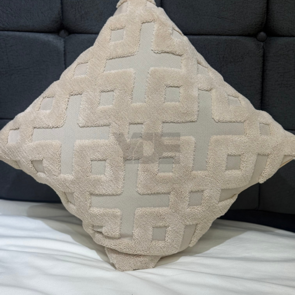 Punch işlemeli dekoratif kırlent kılıfı – Gizli fermuarlı, uzun ömürlü ve şık tasarım