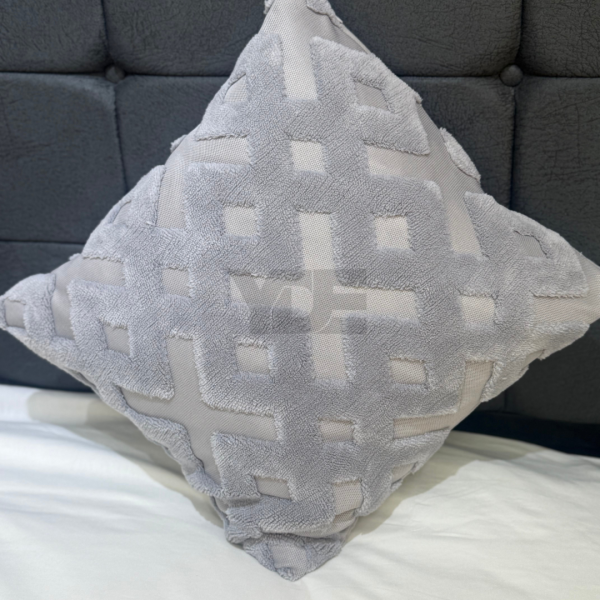 Punch işlemeli dekoratif kırlent kılıfı – Gizli fermuarlı, uzun ömürlü ve şık tasarım