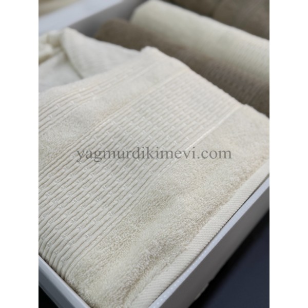  Lüks Aile Bornoz Seti – 2 Bornoz, 2 Büyük Havlu, 2 Baş Havlu, 2 Özel Banyo Sabunu