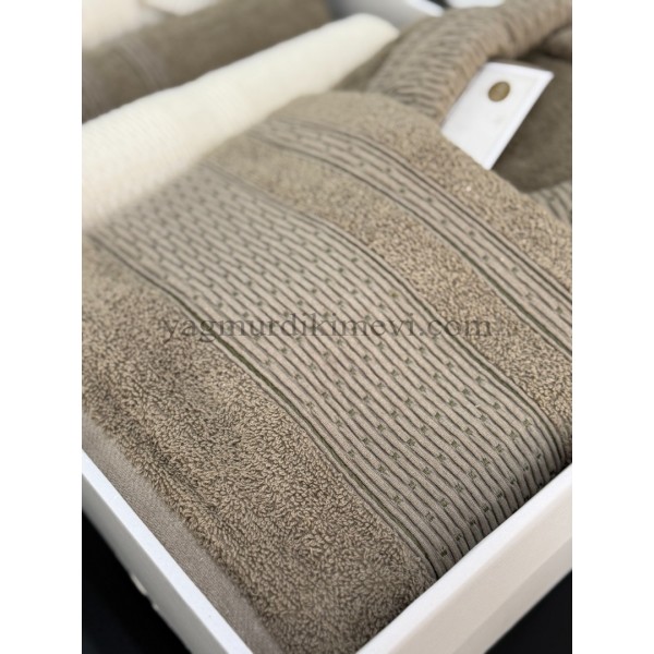  Lüks Aile Bornoz Seti – 2 Bornoz, 2 Büyük Havlu, 2 Baş Havlu, 2 Özel Banyo Sabunu