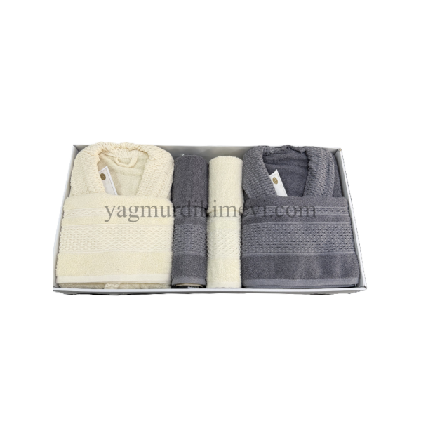  Lüks Aile Bornoz Seti – 2 Bornoz, 2 Büyük Havlu, 2 Baş Havlu, 2 Özel Banyo Sabunu