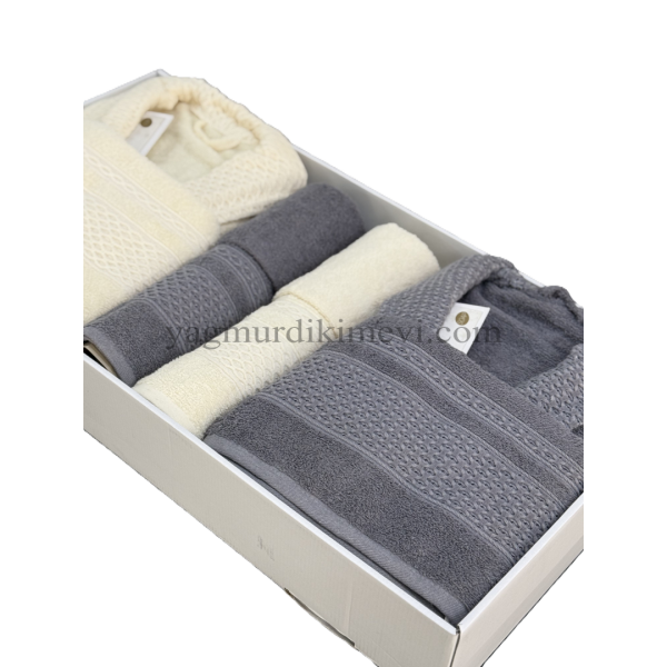  Lüks Aile Bornoz Seti – 2 Bornoz, 2 Büyük Havlu, 2 Baş Havlu, 2 Özel Banyo Sabunu