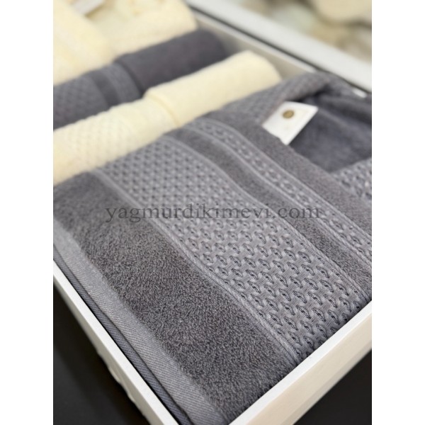  Lüks Aile Bornoz Seti – 2 Bornoz, 2 Büyük Havlu, 2 Baş Havlu, 2 Özel Banyo Sabunu