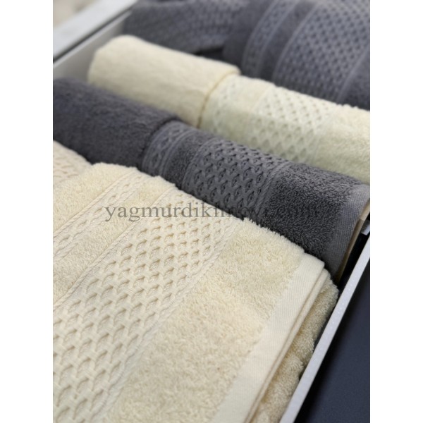  Lüks Aile Bornoz Seti – 2 Bornoz, 2 Büyük Havlu, 2 Baş Havlu, 2 Özel Banyo Sabunu