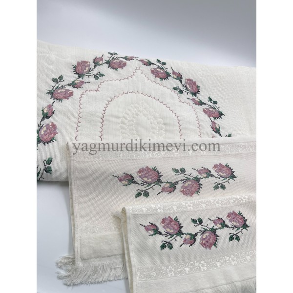  Kanaviçe işlemeli seccade takımı ve havlular