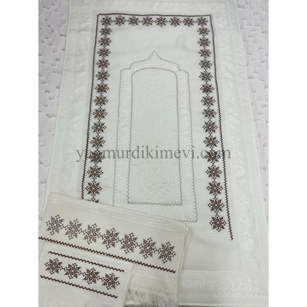  Kanaviçe işlemeli seccade takımı ve havlular