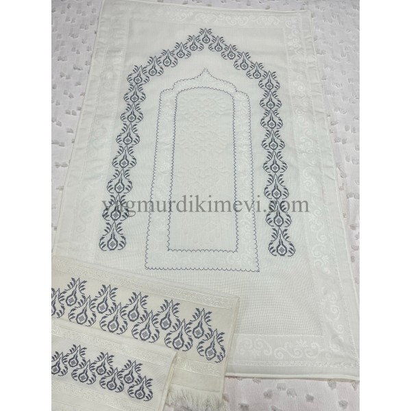  Kanaviçe işlemeli seccade takımı ve havlular