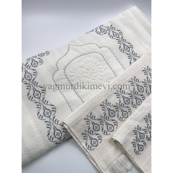  Kanaviçe işlemeli seccade takımı ve havlular