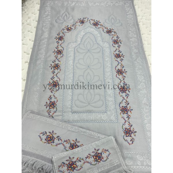  Kanaviçe işlemeli seccade takımı ve havlular