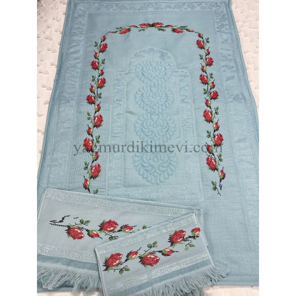  Kanaviçe işlemeli seccade takımı ve havlular