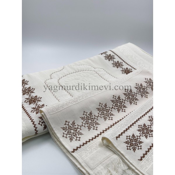  Kanaviçe işlemeli seccade takımı ve havlular