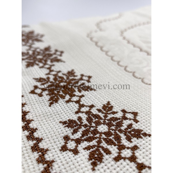  Kanaviçe işlemeli seccade takımı ve havlular