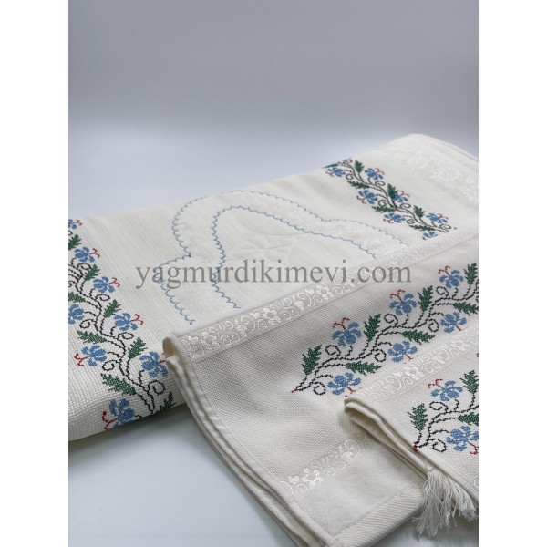 Kanaviçe işlemeli seccade takımı ve havlular