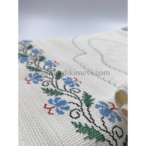  Kanaviçe işlemeli seccade takımı ve havlular