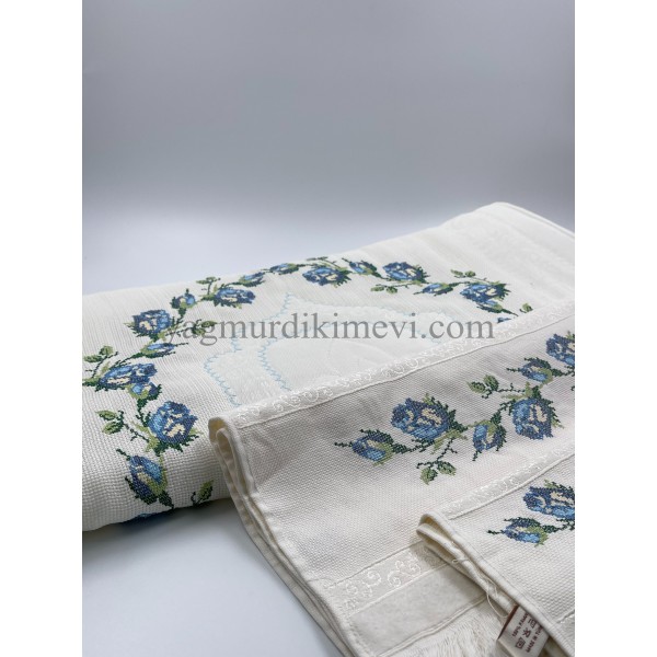  Kanaviçe işlemeli seccade takımı ve havlular