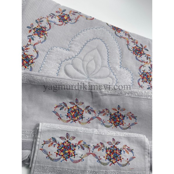  Kanaviçe işlemeli seccade takımı ve havlular