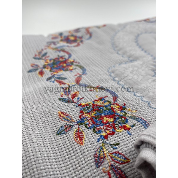  Kanaviçe işlemeli seccade takımı ve havlular