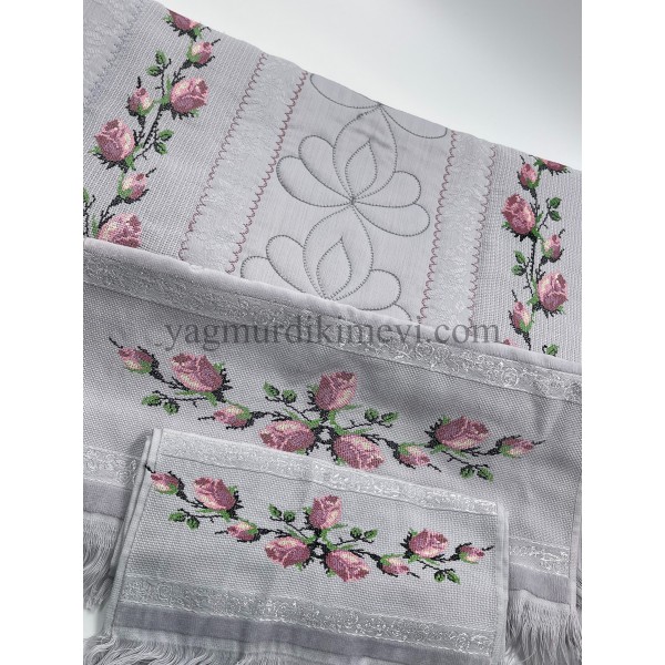  Kanaviçe işlemeli seccade takımı ve havlular