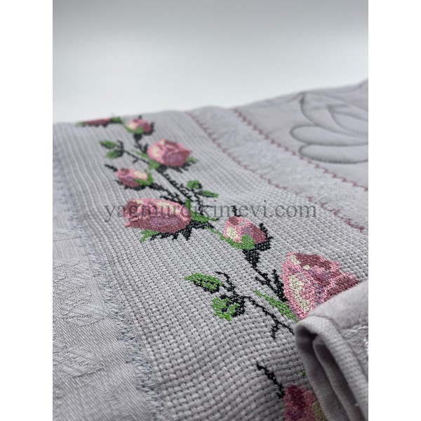  Kanaviçe işlemeli seccade takımı ve havlular