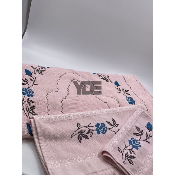  Kanaviçe işlemeli seccade takımı ve havlular