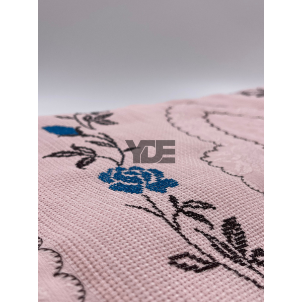  Kanaviçe işlemeli seccade takımı ve havlular