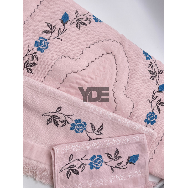  Kanaviçe işlemeli seccade takımı ve havlular